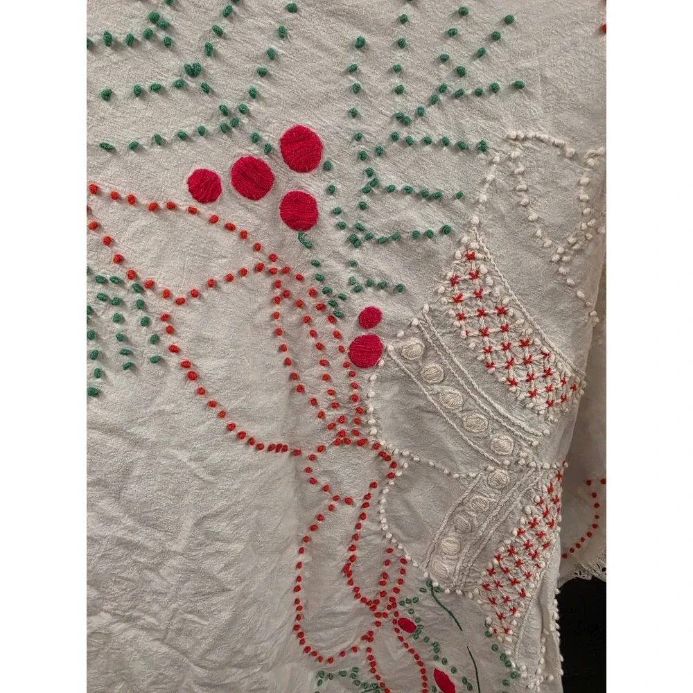 Vintage Christmas Tablecloth Hand Embroidered Candlewicking Holly Lace Round 40
